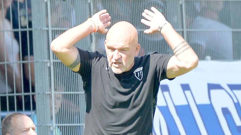 Kickers-Trainer Stefan Emmerling kann es nicht fassen. In Kiel kassierte die Mannschaft sieben Gegentore.Foto: Bernd Wolfenberg