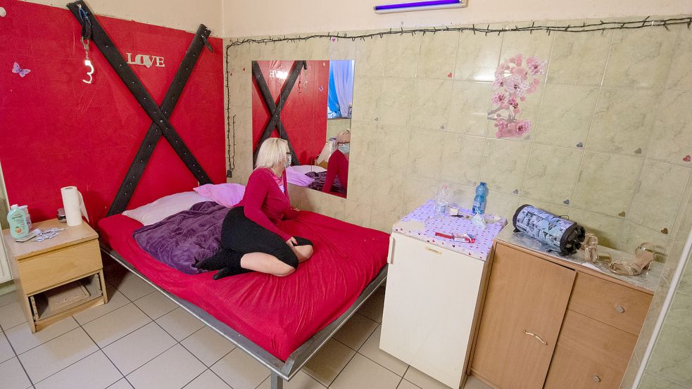 Eine Prostituierte in einem Zimmer am Bahnhof. Foto: DPA