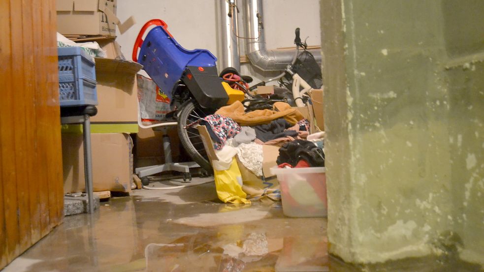 Auch in den Kellerräumen der Mietshäuser steht immer wieder Wasser. Foto: Neelke Harms