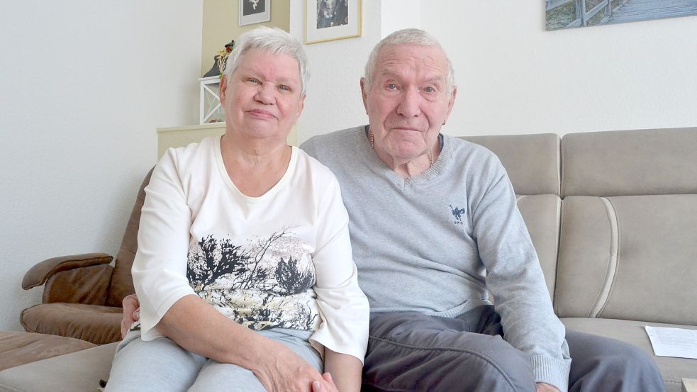 Herbert und Christel Fath aus Aurich. Seit Monaten haben sie mit Mängeln zu kämpfen. Foto: Neelke Harms