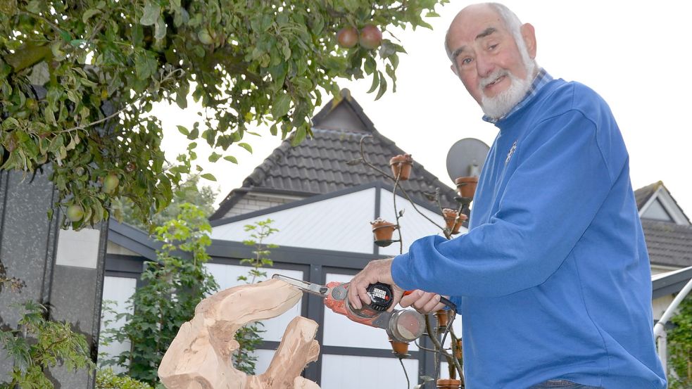 Wilhelm Haase zeigt, wie er ein Stück Holz bearbeiten würde. Foto: Franziska Otto