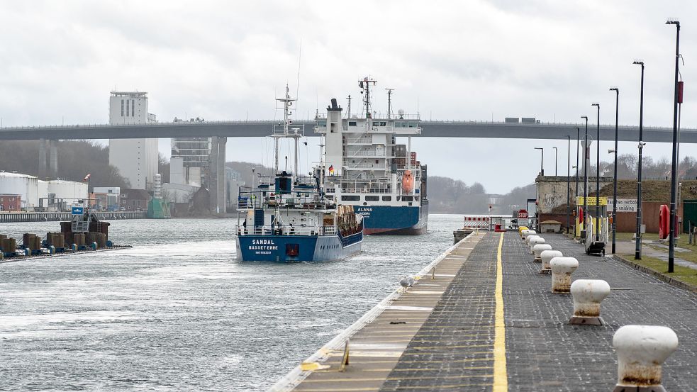 Der Kapitän eines Frachtschiffes hatte getrunken. Das stellte die Wasserschutzpolizei in der NOK-Schleuse in Kiel-Holtenau fest. Foto: Axel Heimken/dpa