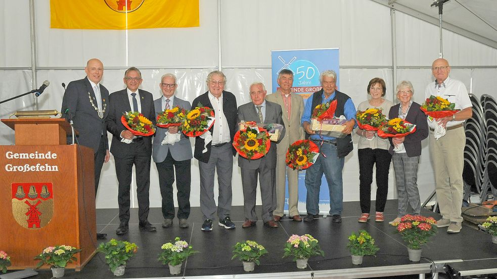 Bürgermeister Erwin Adams (von links) mit Landrat Olaf Meinen, Fritz Saathoff, Thorsten Helmer Lange, Hans-Bernd Kaufmann, Johann Schoon, Gerd Seele, Martha Saathoff, Erika van Lengen sowie Gerhard Fecht. Foto: privat