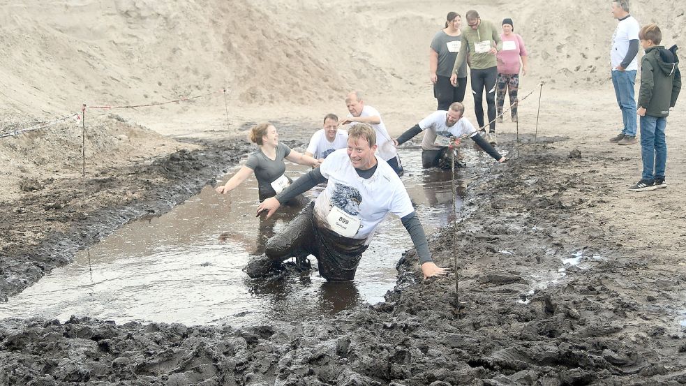 Gerhard Janssen (vorne) und seine Kumpels aus Klein-Remels hatten beim Durchqueren des Schlammbades Spaß. Fotos: Gerd-Arnold Ubben
