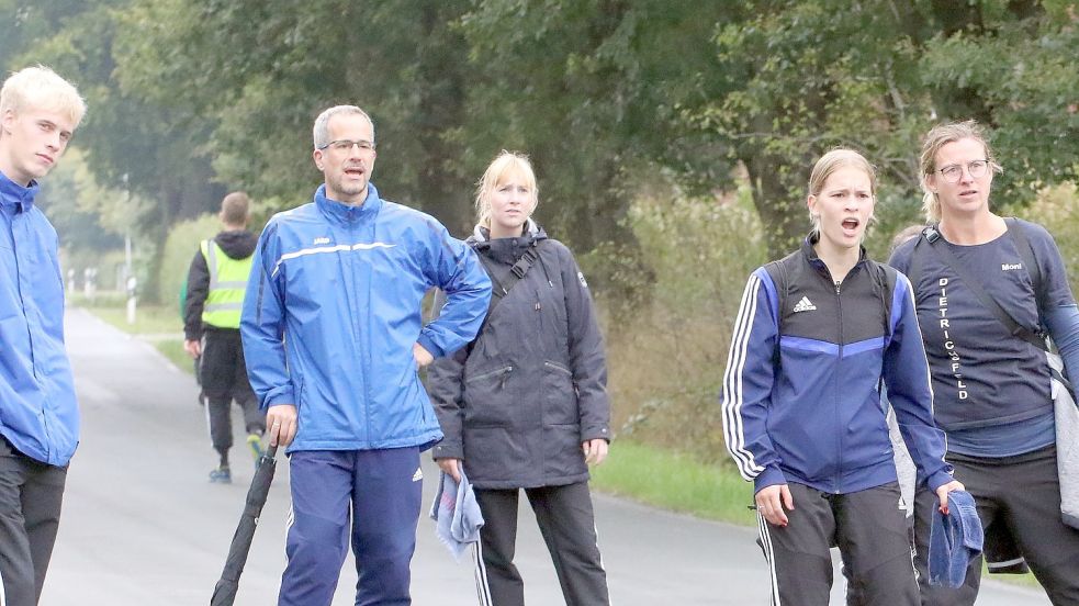 Skeptische Blicke beim Titelverteidiger Dietrichsfeld mit Hauke Friedrichs (von links), Holger Friedrichs, Hilke Collmann, Neele Friedrichs und Simone Alting. Am Ende kassierte die neu formierte Mannschaft zum Saisonstart eine Heimniederlage gegen Ihlow.