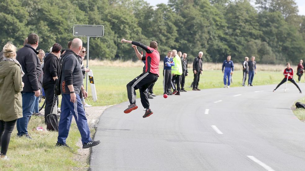 Der Leegmoorer André Koch wirft mit der Gummikugel gekonnt in einer Kurve.Foto: Wilfried Gronewold