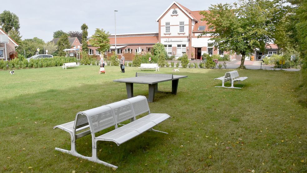 Das umstrittene Grundstück im Ortskern von Leezdorf, im Volksmund als Kurgarten betitelt, ist wieder gemäht und mit Sitzbänken bestückt. Foto: Thomas Dirks