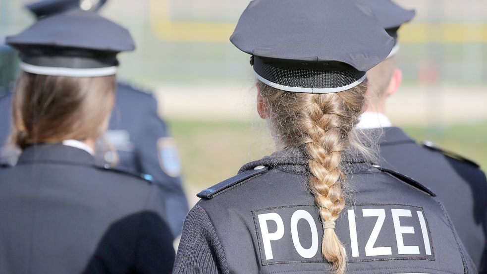 Bei der Kontrolle beschlagnahmte die Polizei einige gefährliche Gegenstände. Foto: imago images/Karina Hessland