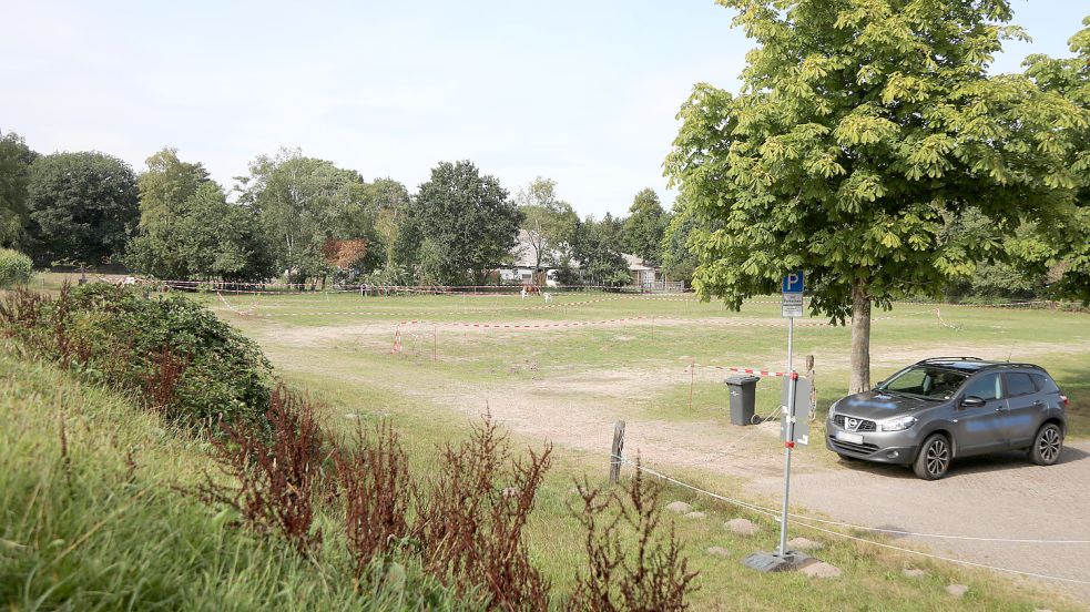 Momentan wird die Fläche, auf der einmal Wohnmobile stehen sollen, noch als Parkplatz-Erweiterung genutzt. Foto: Romuald Banik