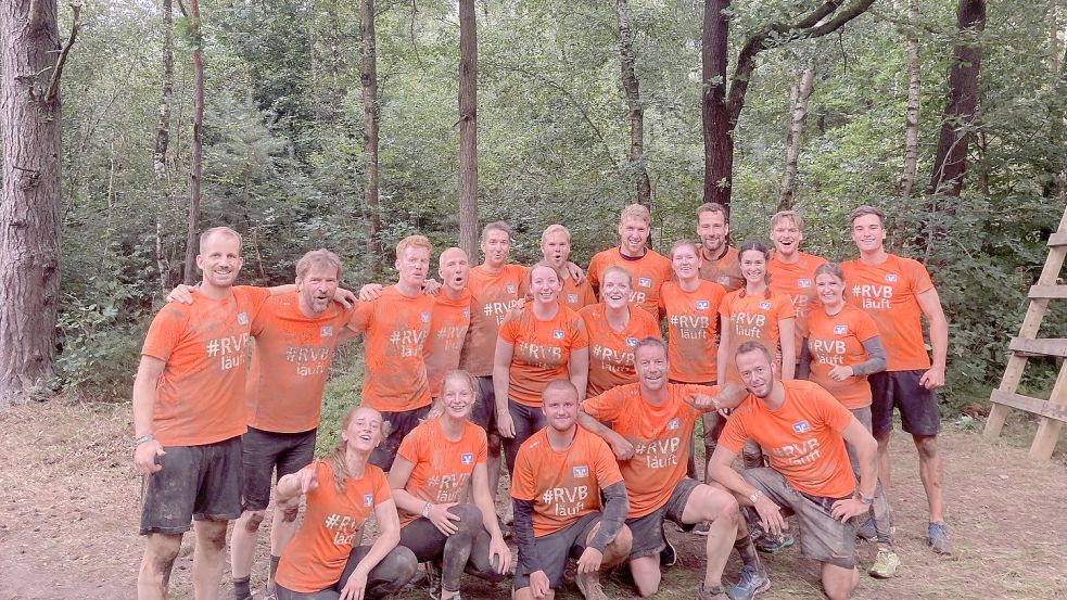 Eine Crew der Raiffeisen-Volksbank Aurich ging bei den Mud Masters im Eventpark Luhmühlen in der Lüneburger Heide an den Start. Die Frauen und Männer bewältigen Hindernisläufe, die wischen 12 und 16 Kilometer lang waren und es in sich hatten. Fotos: privat