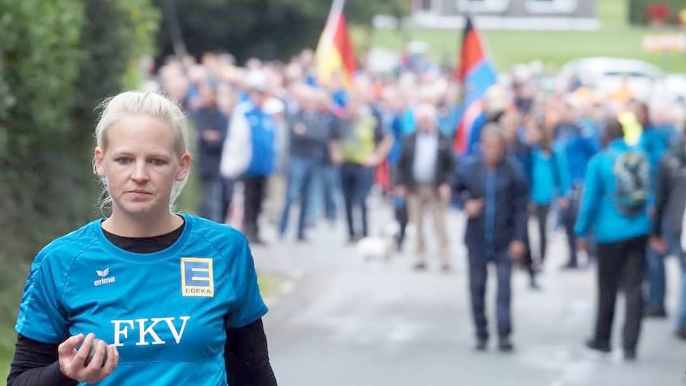 Hochkonzentriert bereitet sich Martina Goldenstein auf ihren Wurf bei „Queen of the roads“ vor. Im Hintergrund warten Tausende auf ihre Eisenkugel. Fotos: privat