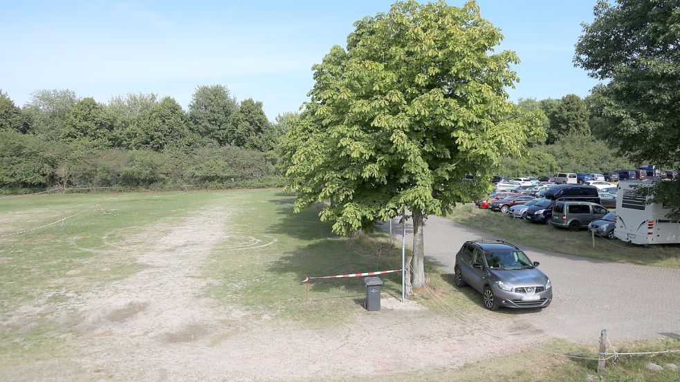 Wo jetzt noch ein Behelfsparkplatz neben den regulären Stellplätzen ist, sollen schon bald Wohnmobile in Tannenhausen stehen. Foto: Romuald Banik