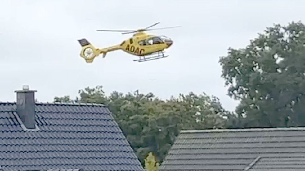 Dieser Hubschrauber landete am Dienstag in Ganderkesee-Heide auf dem Parkplatz eines Supermarktes. Foto: Sophia Teichert