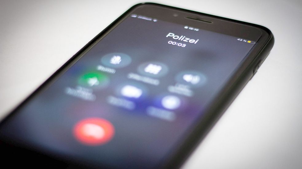 Vor allem ältere Menschen werden Opfer von Trickbetrügern, die sich am Telefon als Polizisten ausgeben. Foto: imago images/7aktuell