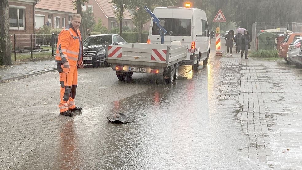 Wie hier am Norder Warfenweg konnten die Gullys die Regenmenge nicht mehr aufnehmen. Foto: Rebecca Kresse