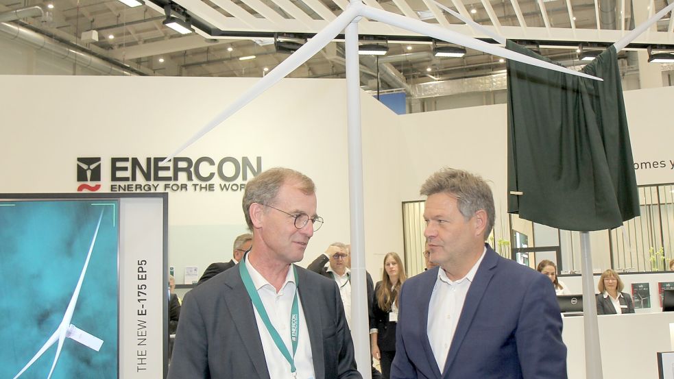 Bundeswirtschaftsminister Robert Habeck mit Enercon-Vorstandschef Jürgen Zeschky vor einem Modell des neuen Topmodells E-175 auf der Windenergie-Messe in Hamburg.Foto: Enercon