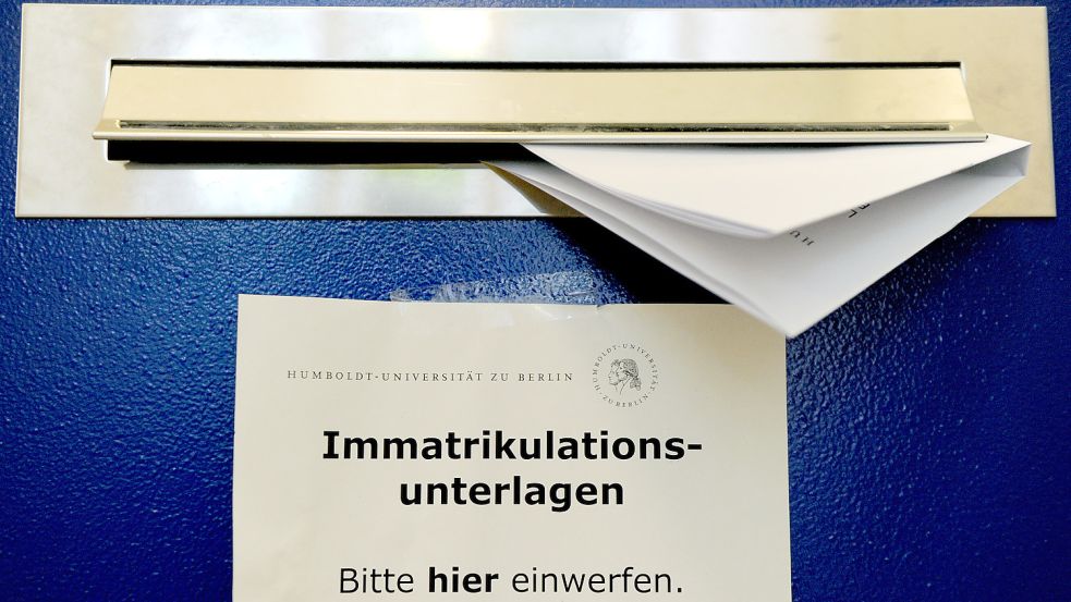 Wer sich immatrikuliert, muss Verwaltungsgebühren zahlen - kann aber von vielen Vergünstigungen profitieren. Lohnt sich das? Foto: dpa/Jens Kalaene