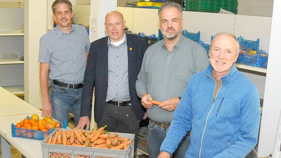 Erster Gemeinderat Frank Cramer (von links), Großefehns Bürgermeister Erwin Adams, Matthias Caspers, Leiter des Diakonischen Werkes in Aurich sowie Detlef Teiwes von der Großefehntjer Tafel kamen in der derzeitigen Ausgabestelle in der ehemaligen Bäckerei Kruse für ein Foto zusammen. Foto: privat