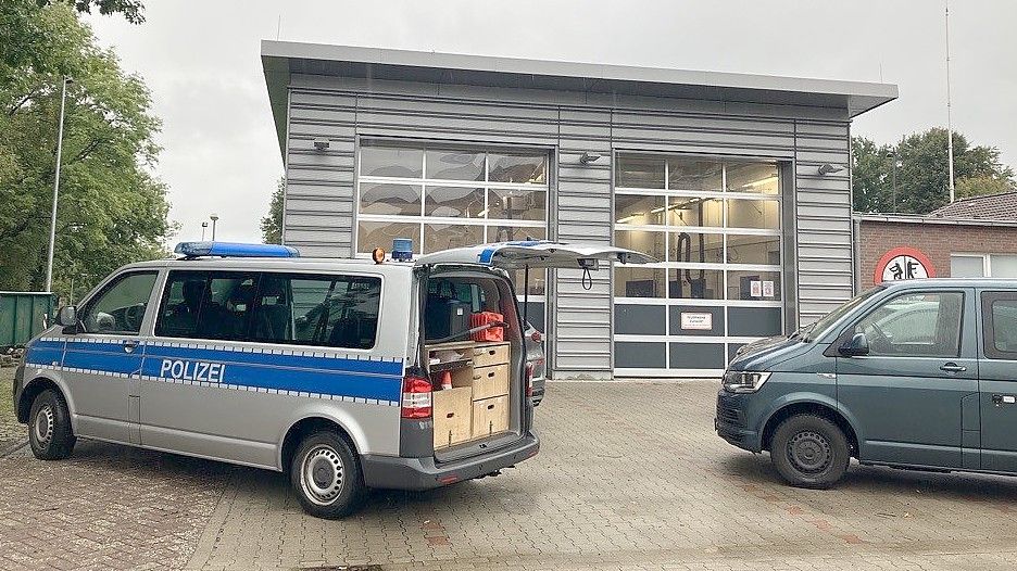 Die Spurensicherung war am Dienstagvormittag längere Zeit beim Feuerwehrhaus Plaggenburg im Einsatz. Foto: Romuald Banik