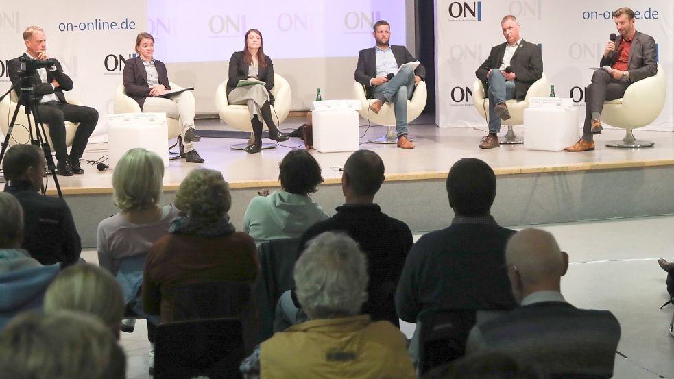 Die Direktkandidaten im Wahlkreis Aurich stellten sich den Fragen der Wähler. ON-Chefredakteur Stephan Schmidt (rechts) moderierte die Podiumsdiskussion. Foto: Romuald Banik