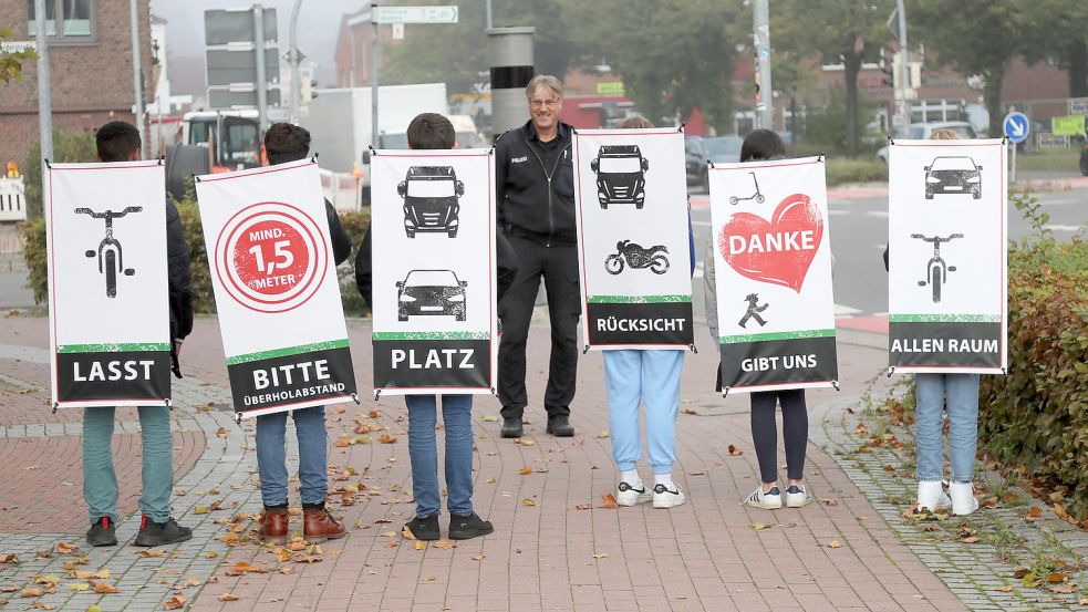 Sechs Schüler der Auricher Realschule waren am Mittwochvormittag für mehr Sicherheit auf den Fahrradwegen unterwegs. Foto: Romuald Banik