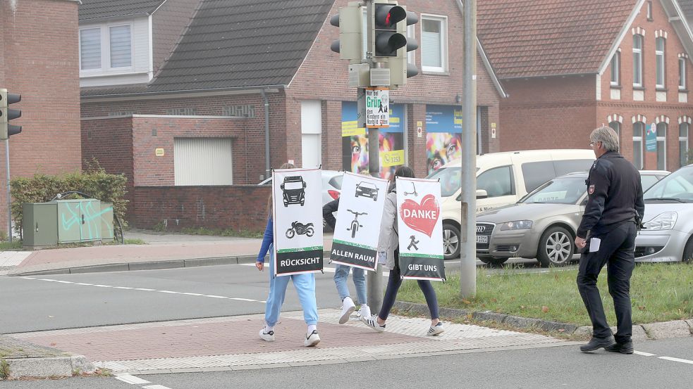 Die Schüler machten sich mit ihren Plakaten auf den Weg durch Aurich. Foto: Romuald Banik