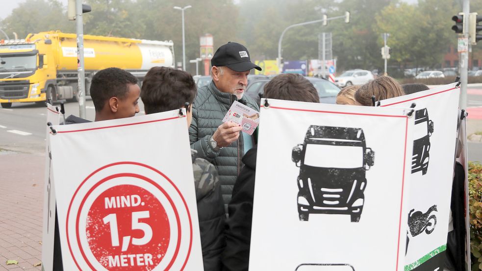 Am Ende überreichte Hans-Friedel Walther von der Auricher Verkehrswachte Kinogutscheine an die Schüler. Foto: Romuald Banik