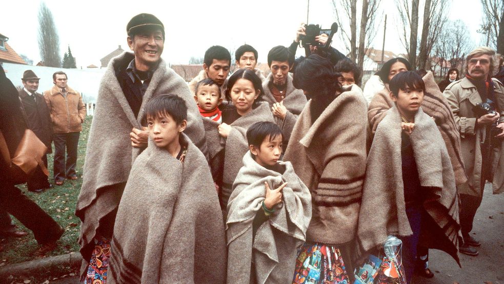 Die Vietnam-Flüchtlinge nach ihrer Ankunft im Grenzdurchgangslager Friedland bei Göttingen im Dezember 1978. Foto: DPA
