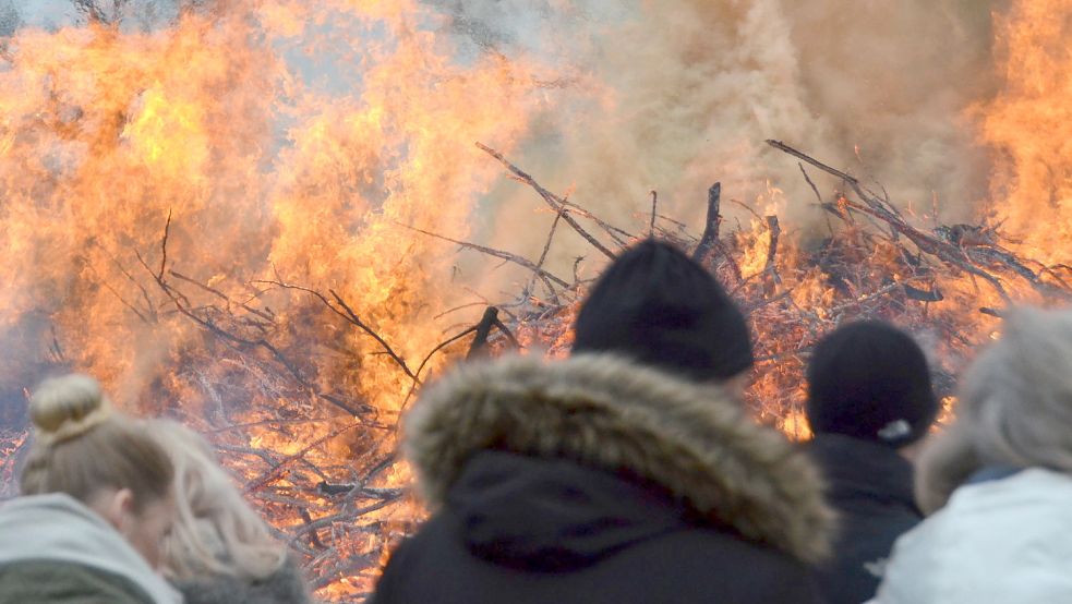 Der Beschuldigte soll eine damals 19-Jährige in ein Osterfeuer geschubst haben. Foto: Archiv