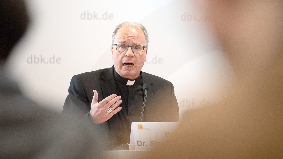 Stephan Ackermann, Bischof von Trier, übergibt sein Amt als Missbrauchsbeauftragter der Deutschen Bischofskonferenz an Helmut Dieser. Foto: dpa/Sebastian Gollnow