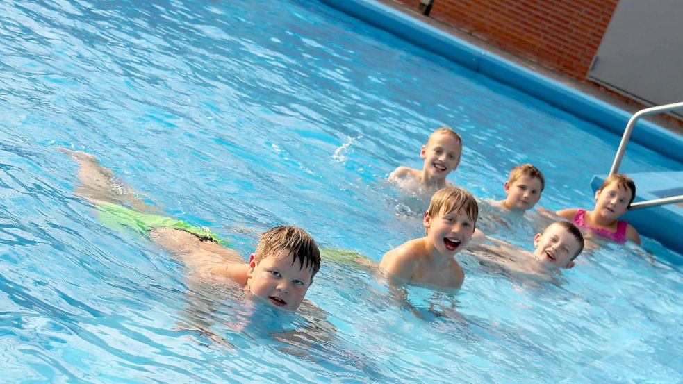 Mitglieder der Kinderfeuerwehren beim Schwimmkurs. Foto: Feuerwehr