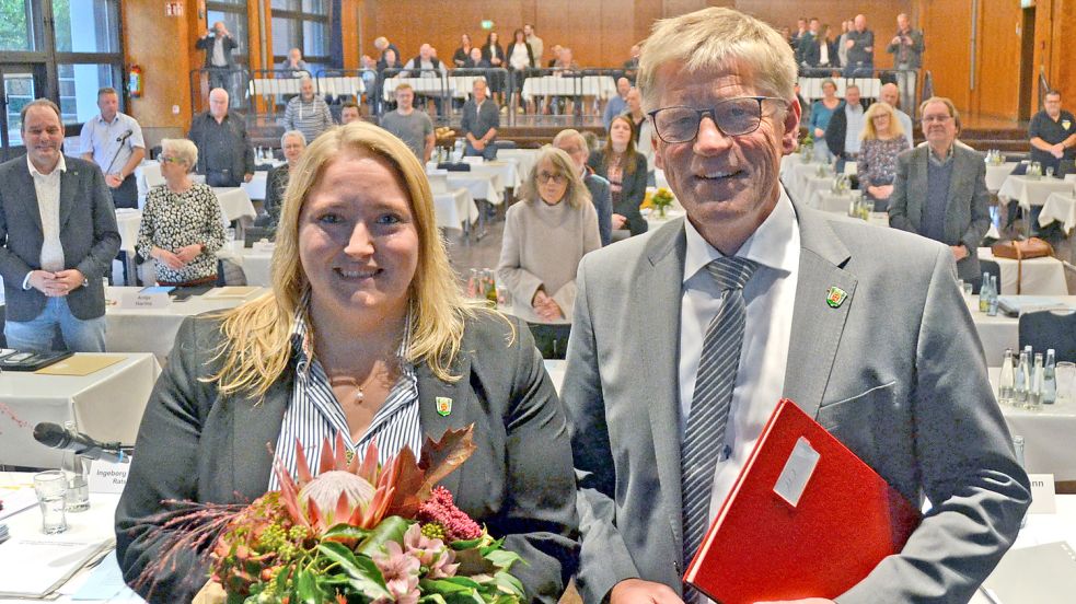 Die frisch gewählte Erste Stadträtin Laura Rothe wurde von Bürgermeister Horst Feddermann beglückwünscht. Foto: Aiko Recke