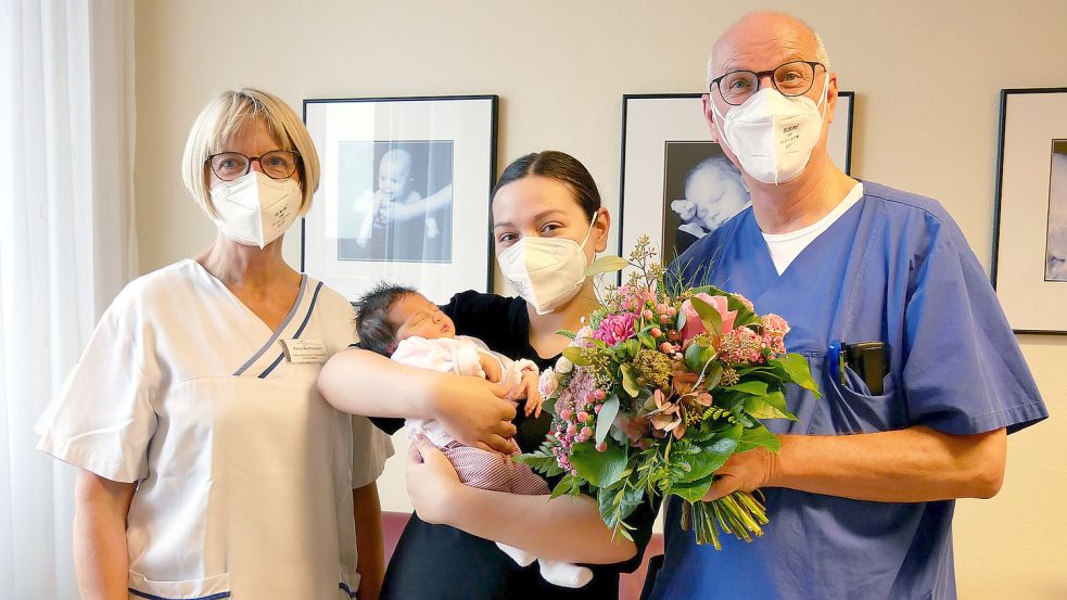 Das kleine Mädchen Marija liegt in den Armen ihrer Mutter Anna Skupeiko. Rena Warfsmann, Leitung der Mutter-Kind-Station, und Dr. Helmut Reinhold, Direktor der Frauenklinik, gratulierten den beiden. Foto: Trägergesellschaft