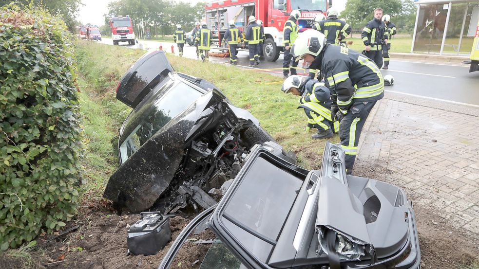 Die Feuerwehr musst den 37-Jährigen aus dem schwer beschädigten Auto befreien. Foto: Romuald Banik