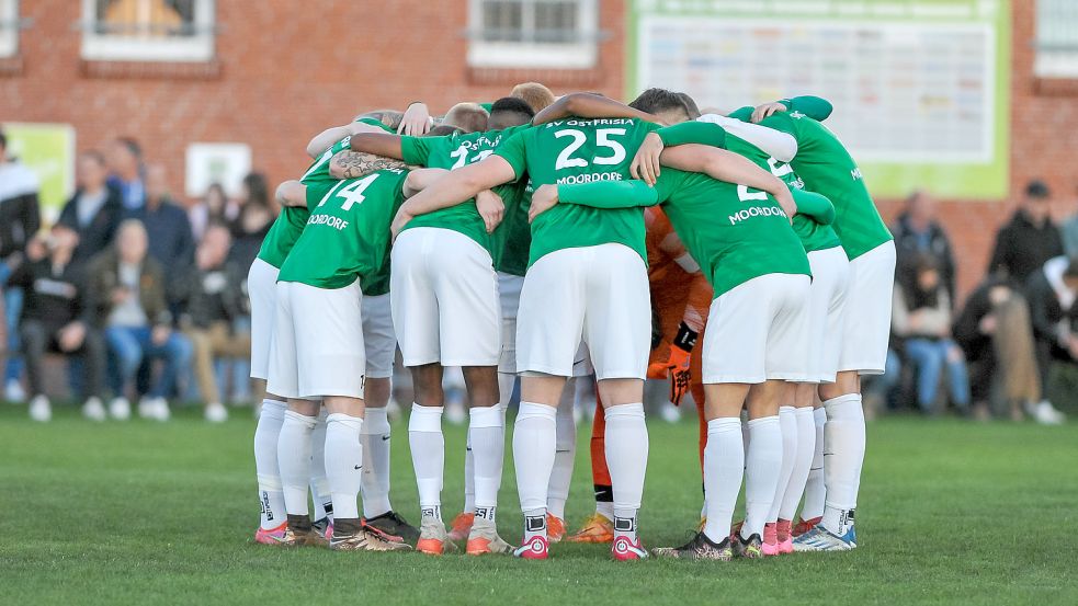 Moordorf will mit mannschaftlicher Geschlossenheit gegen die Sportvereinigung Aurich bestehen. Ein Unentschieden ist für beide Mannschaften zu wenig. Fotos: Stephan Friedrichs