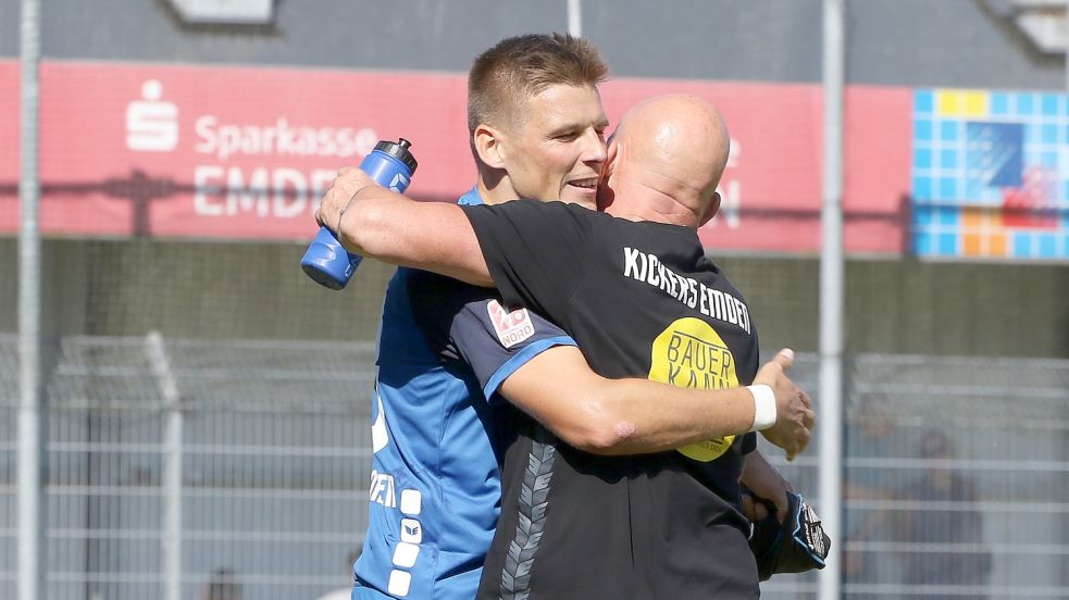 Kickers-Kapitän Bastian Dassel zupfte als letzter Mann am Trikot des Gegners und flog vom Platz. Foto: Wilfried Gronewold