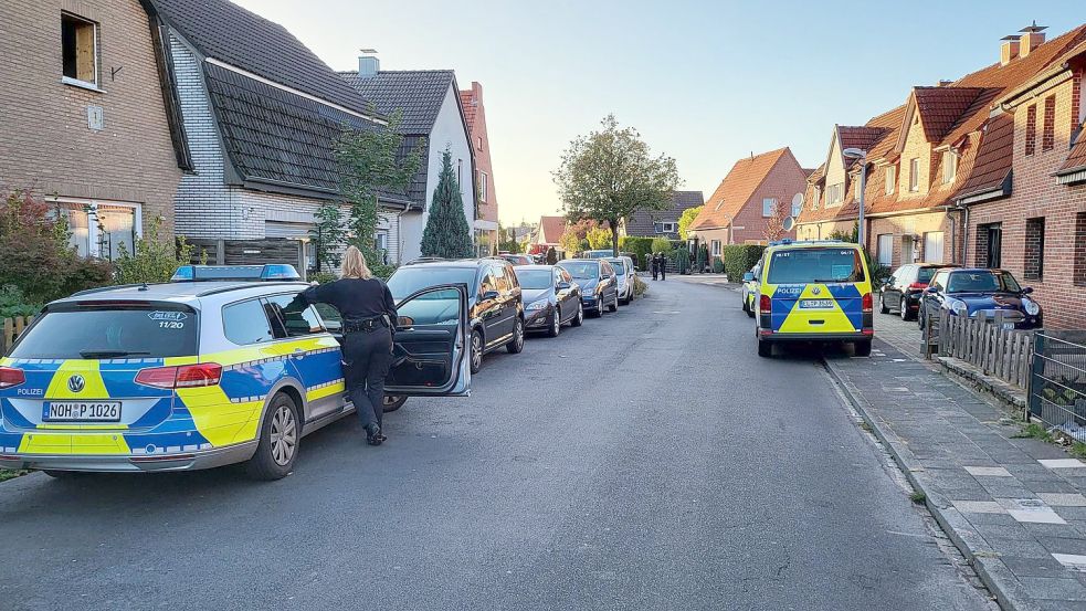 Die Polizei hatte sich zunächst dazu bedeckt gehalten, weshalb sie in Nordhorns Stadtteil Blumensiedlung geeilt war. Foto: NWM-TV
