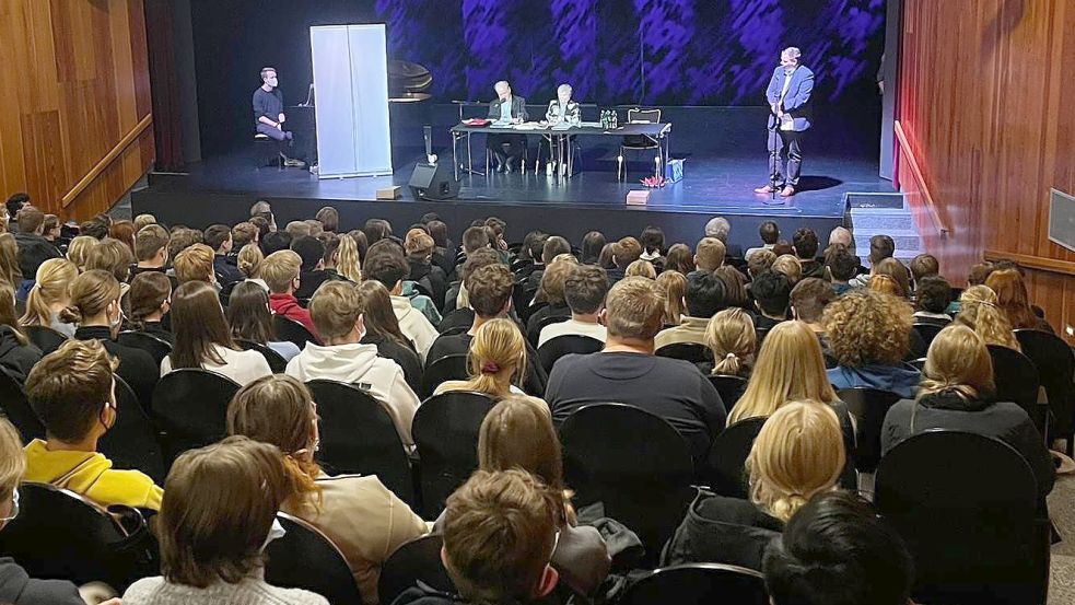 Vor rund 450 Schülern des Norder Ulrichsgymnasium sprach Ivar Buterfas-Frankenthal am Mittwoch über sein Übereben als Jude während des Holocaust. Foto: Rebecca Kresse