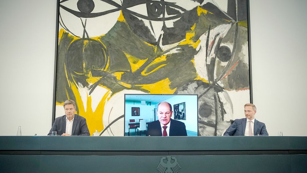 Robert Habeck (l-r), Bundeskanzler Olaf Scholz (SPD, Monitor) und Christian Lindner (FDP) stellten vergangenen Woche die Pläne der Bundesregierung zur Energieversorgung und Preisbegrenzung für Gas vor. Foto: dpa/Kay Nietfeld