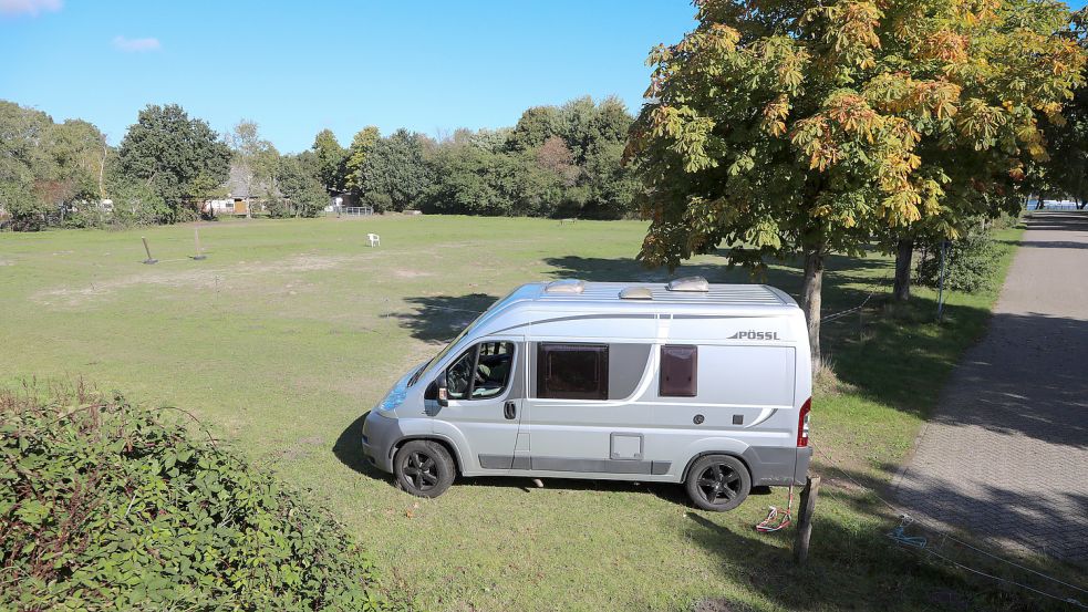 Auf einer Fläche von 5000 Quadratmetern soll neben dem Parkplatz am Badesee Tannenhausen der „Wohnmobilhafen“ entstehen. Foto: Romuald Banik