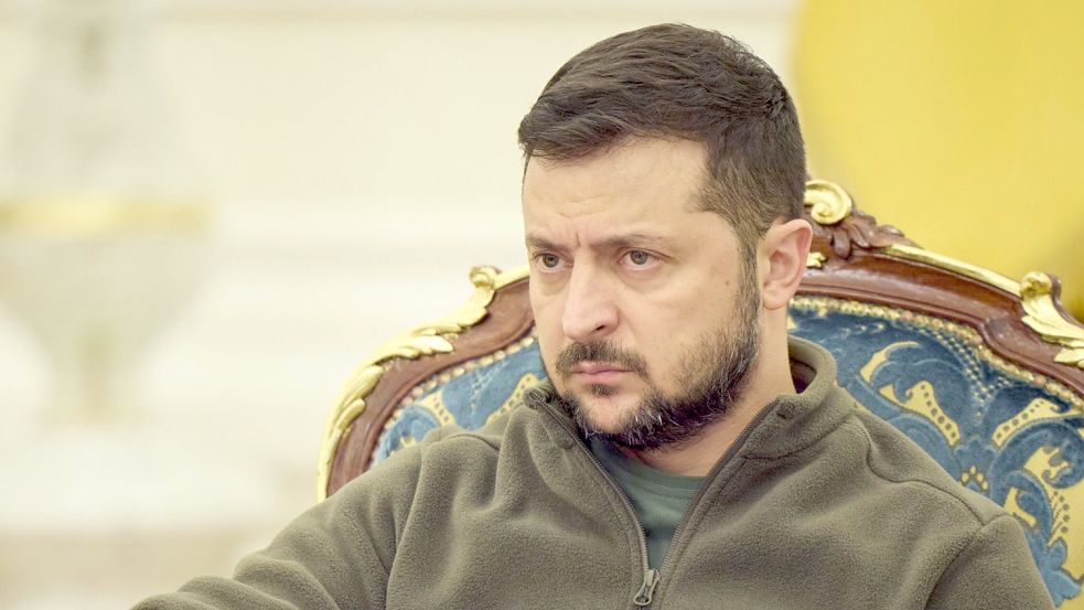 Der ukrainische Präsident Wolodymyr Selenskyj hat sich in eine Twitter-Debatte über ein Friedensszenario vom US-Milliardär Elon Musk eingemischt. Foto: -/Ukrainian Presidential Press Office/AP/dpa