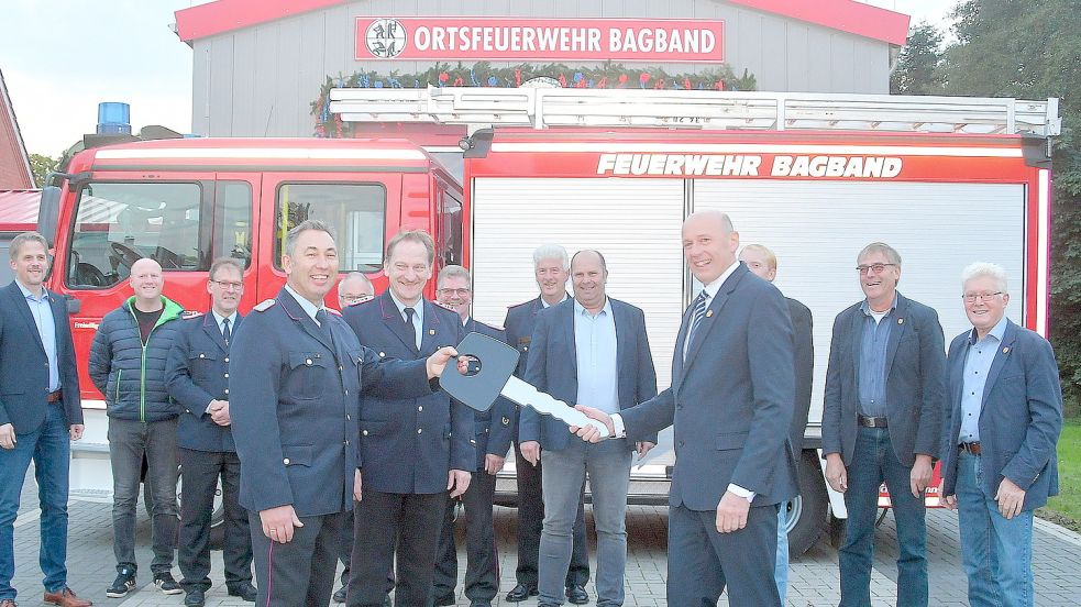 Offizielle Übergabe des neuen Mittleren Löschfahrzeugs (MLF) durch Bürgermeister Erwin Adams an Ortsbrandmeister Erwin Onnen. Foto: Gerd-Arnold Ubben