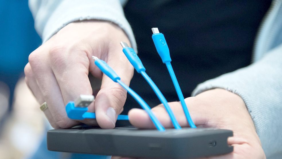Adapter ade dank EU: Verbraucherinnen und Verbraucher benötigen zum Laden von Akkugeräten bald wohl nur noch USB-C-Kabel (zweites von rechts). Foto: Franziska Gabbert/dpa-tmn