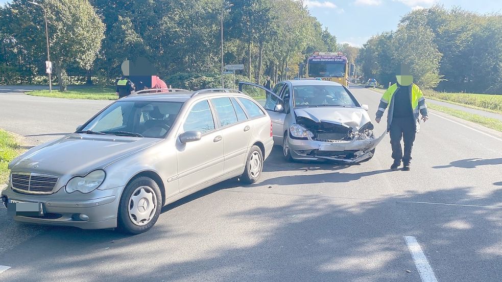 Beide Wagen wurden bei dem Unfall beschädigt. Foto: Holger Janssen