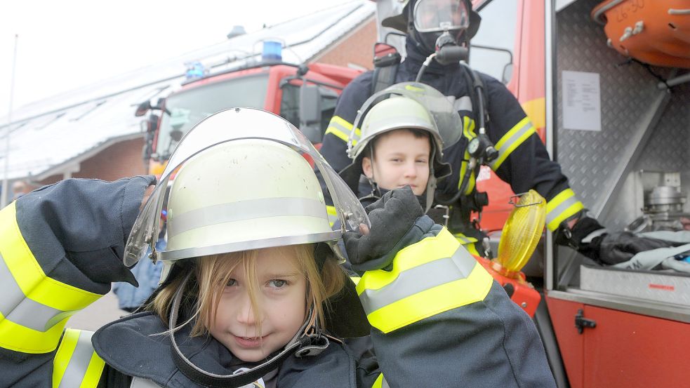 Selbst mal in die Schutzkleidung schlüpfen – das wird bei der Kinderfeuerwehr ganz sicher hin und wieder möglich sein. Foto: Ingo Wagner/DPA