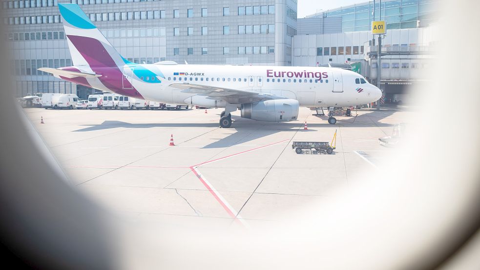 Eine Maschine von Eurowings steht auf dem Flughafen. Die Pilotengewerkschaft ruft bei Eurowings zu Streik am Donnerstag auf. Foto: dpa/Marcel Kusch