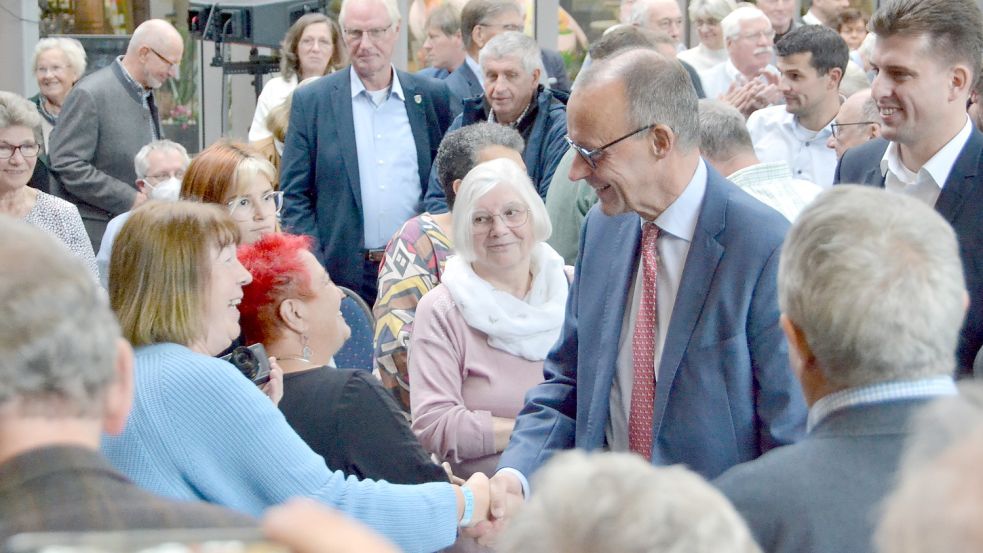Beim Einzug in die Wiesmoorer Blumenhalle schüttelte Friedrich Merz am Mittwochnachmittag die Hände seiner Anhänger. Foto: Aiko Recke