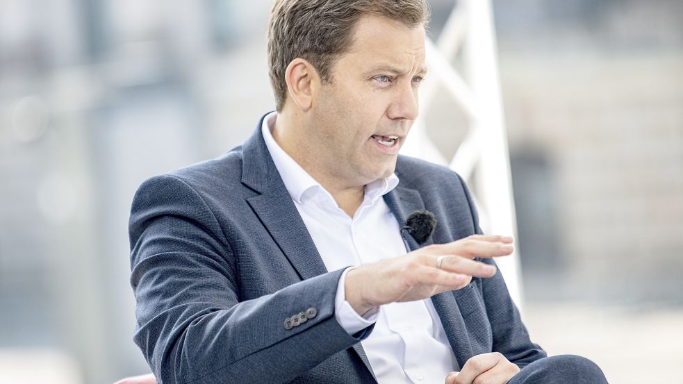 Wenn der Ausbau der Erneuerbaren noch zu bürokratisch sei, müsse nachgebessert werden, sagt der SPD-Vorsitzende Lars Klingbeil. Foto: dpa