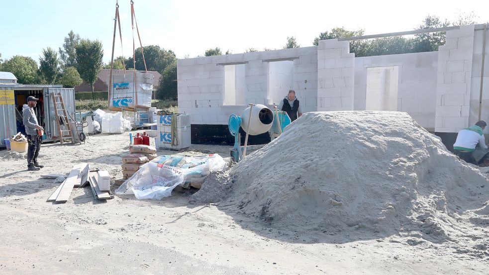 Die ersten Rohbauten werden derzeit im Neubaugebiet „Im Timp“ hochgezogen. Foto: Romuald Banik