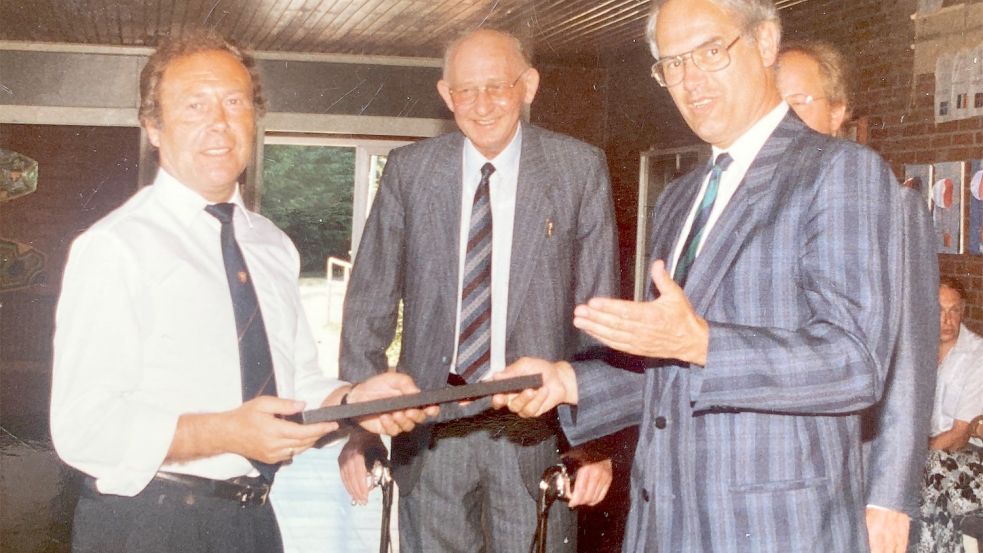 Hinrich Goes (links) bekommt, stellvertretend für alle Wahlhelfer im Landkreis, eine Krawatte von Oberkreisdirektor Dr. Hilko Schaumburg überreicht.